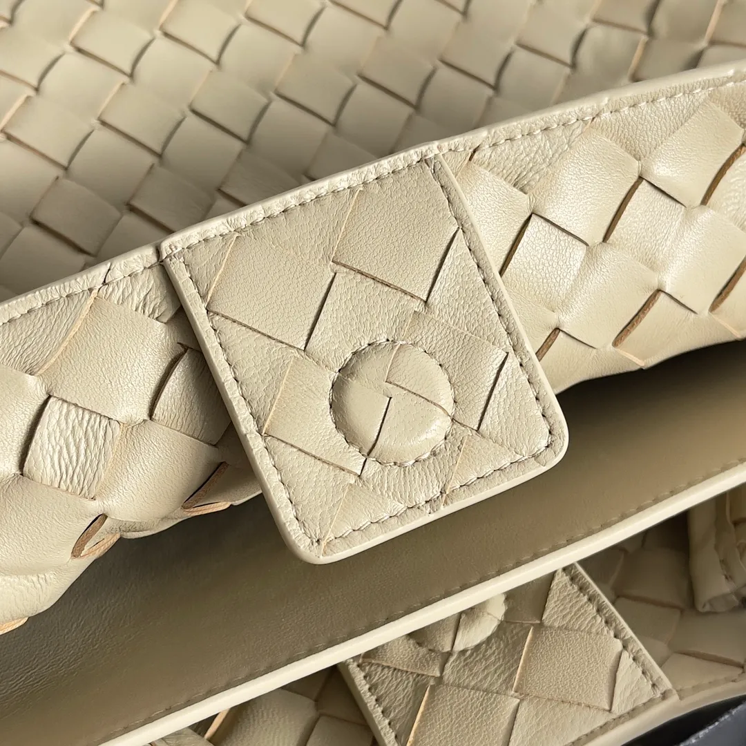 The 2023 new Andiamo batch of 2260 BV has been shipped‼ ️Really popular🔥The new Andiamo woven handbag launched by Bottega Veneta this season is really popular all over the world! ! Celebrities at home and abroad have worn it, and Oscar-winning actress Michelle Yeoh has taken it out on the street. Song Jia, Trai Yara, Yu Feihong, Sanji Ayaka, Rosie Hunting-Whiteley, Yoshioka Riho, etc. have all picked up this bag. It is classic and versatile, showing off its temperament, and the bag capacity is also large, which is very convenient for daily commuting! ! A variety of carrying methods, the shoulder straps can be adjusted by yourself, the original lambskin feels soft and delicate, and the unisex style breaks the gender boundaries and brings a more practical and long-lasting use experience. Andiamo, which has both elegant and casual styles, perfectly interprets the true appearance of "fashionable old money style". Style number: 743572 Size: 32*24*12